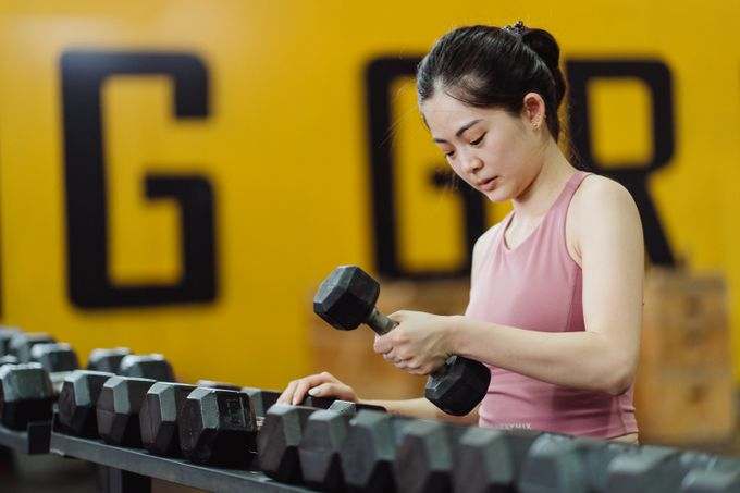 Woman lifting a dumbbell during weight-loss strength training