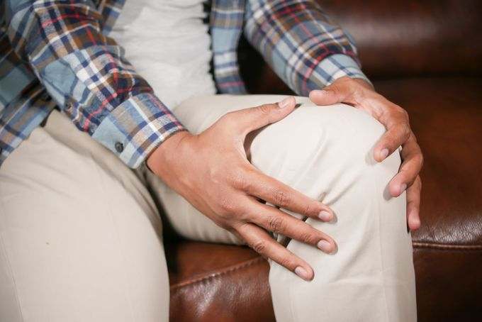 شخص يمسك ركبته من ألم خشونة الركبة